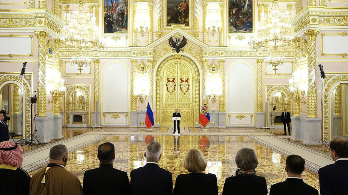 Ρωσία: «Για υγειονομικούς λόγους» - Ο Πούτιν καλωσόρισε τους νέους ξένους πρεσβευτές... από απόσταση 22 μέτρων 