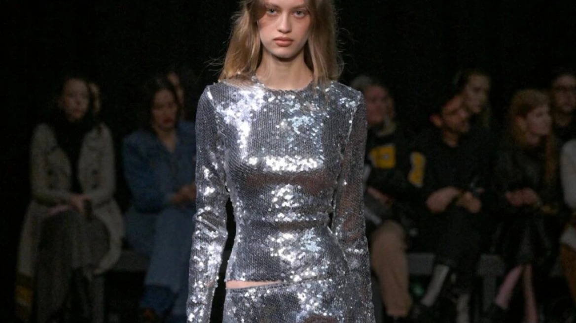 12 εορταστικά τοπ που θα δείχνουν τέλεια με τζιν