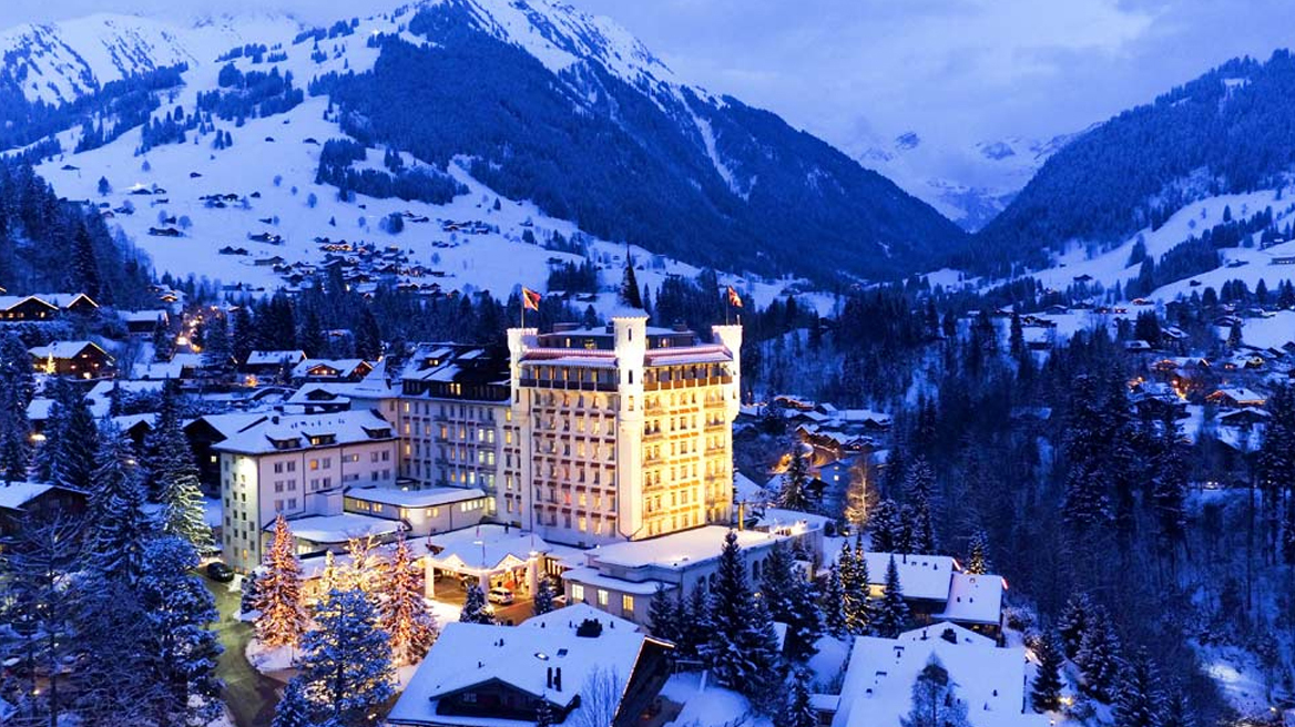Gstaad Palace: Ιστορίες από το εμβληματικό ξενοδοχείο που σφύζει από Ελληνες τα Χριστούγεννα