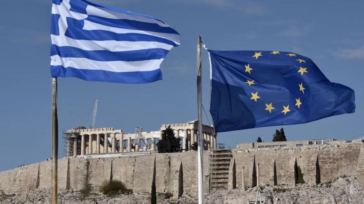 Έρευνα: 7 στους 10 Έλληνες πιστεύουν ότι η χώρα ωφελήθηκε από την ένταξη στην ΕE