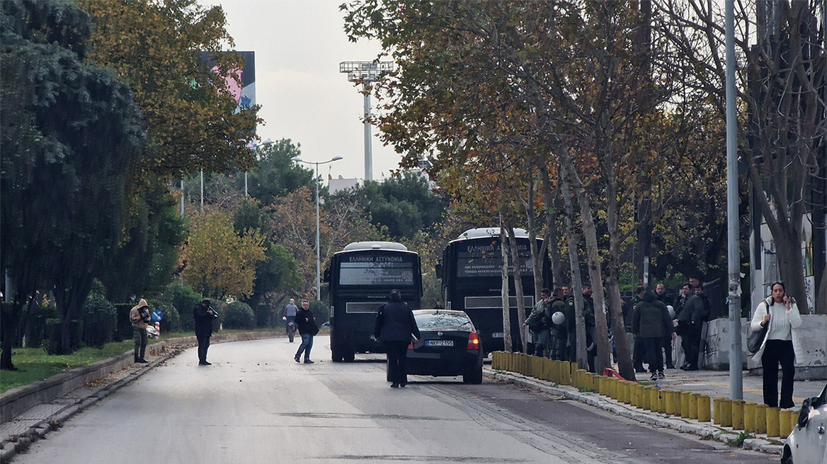 Θεσσαλονίκη: Κουκουλοφόροι επιτέθηκαν με μολότοφ σε διμοιρία των ΜΑΤ - Δείτε φωτογραφίες
