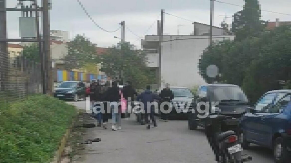 Βίντεο ντοκουμέντο από συμπλοκή μαθητών έξω από σχολείο της Λαμίας