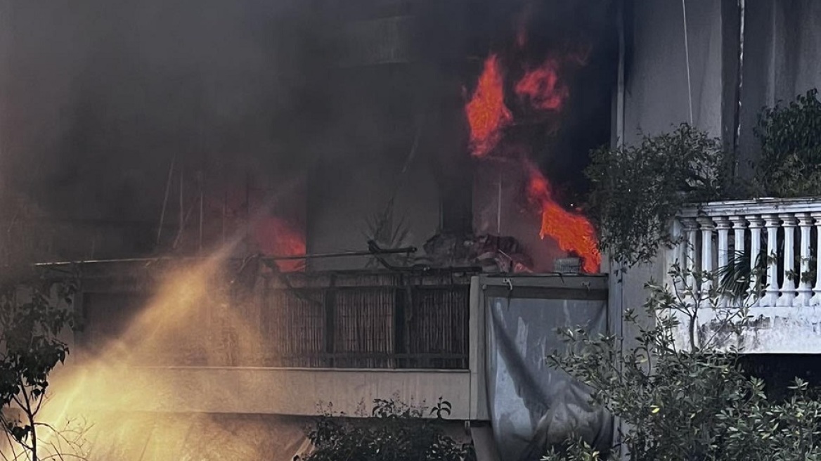 Υπό έλεγχο η φωτιά σε διαμέρισμα στην Αγία Παρασκευή - Βίντεο