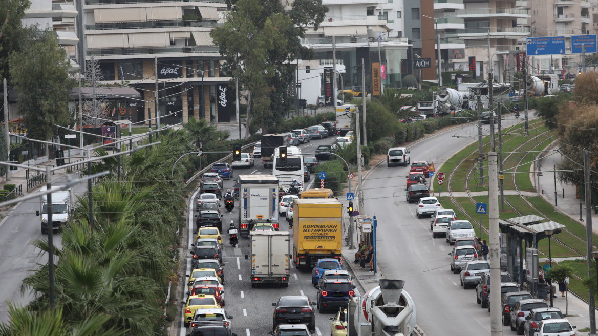 Κίνηση στους δρόμους: Μποτιλιαρίσματα στην Κηφισίας και στο κέντρο της Αθήνας - Δείτε live χάρτες