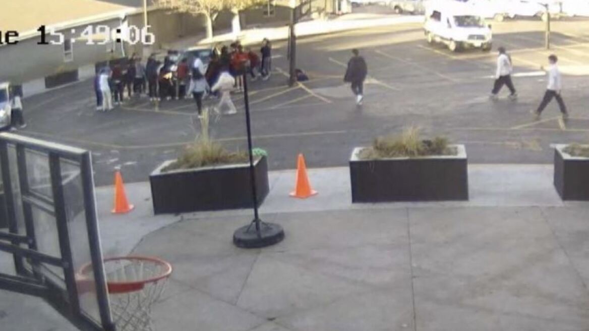 ΗΠΑ: Δραματική διάσωση μητέρας που παρασύρθηκε με τα παιδιά της - 20 μαθητές σήκωσαν το αυτοκίνητο στον αέρα