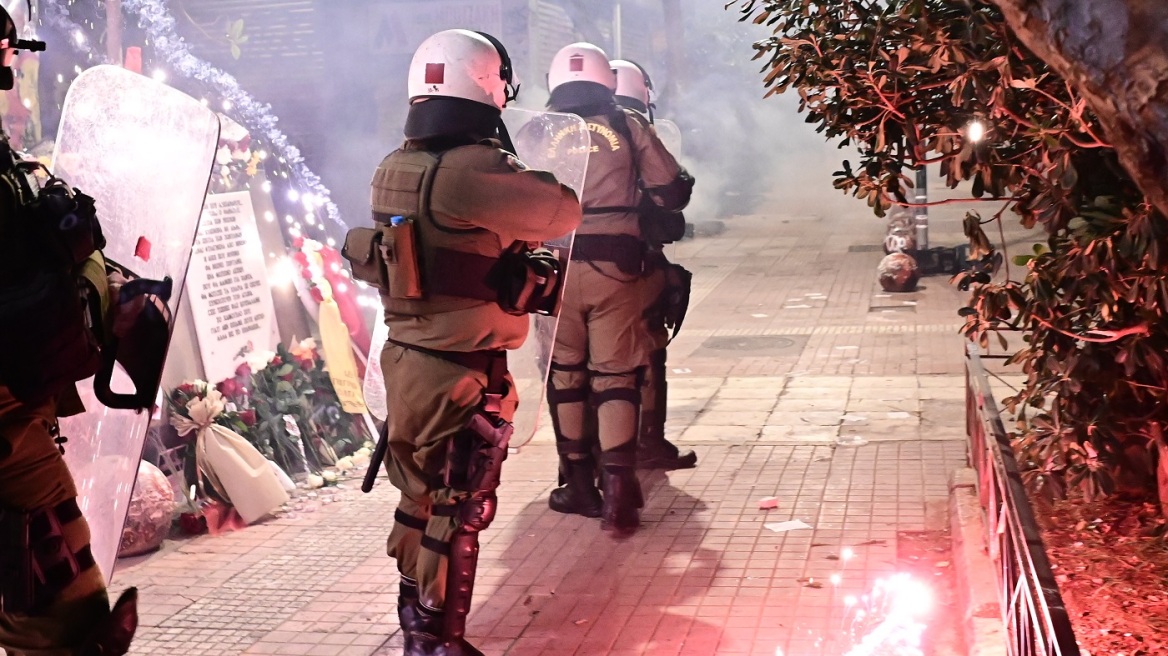 Εξάρχεια: Επεισόδια τα ξημερώματα στο Πολυτεχνείο - Κουκουλοφόροι πέταξαν μολότοφ και πέτρες στα ΜΑΤ - Δύο συλλήψεις