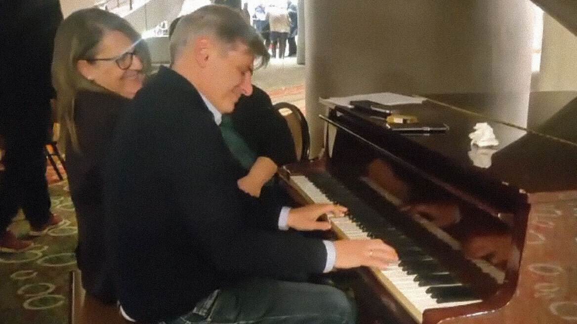 «Και είμαστε ακόμα ζωντανοί...», ο Φαραντούρης παίζει πιάνο έξω από την Κεντρική Επιτροπή του ΣΥΡΙΖΑ