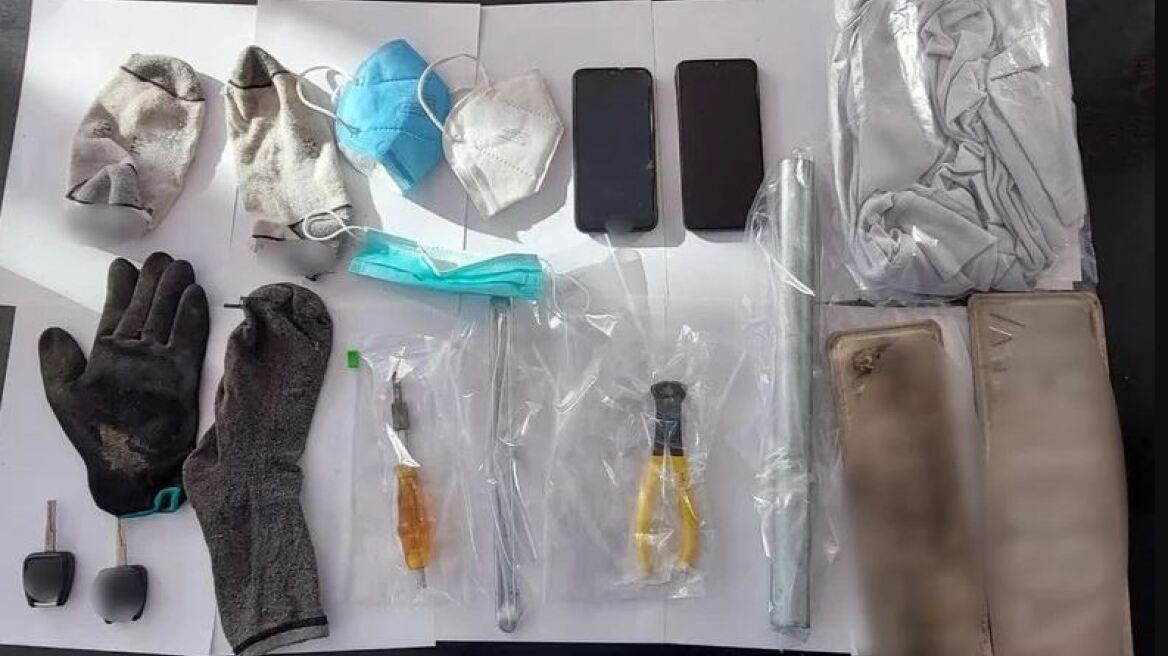 Ανήλικοι έπεσαν σε αυλάκι με κλεμμένο αυτοκίνητο