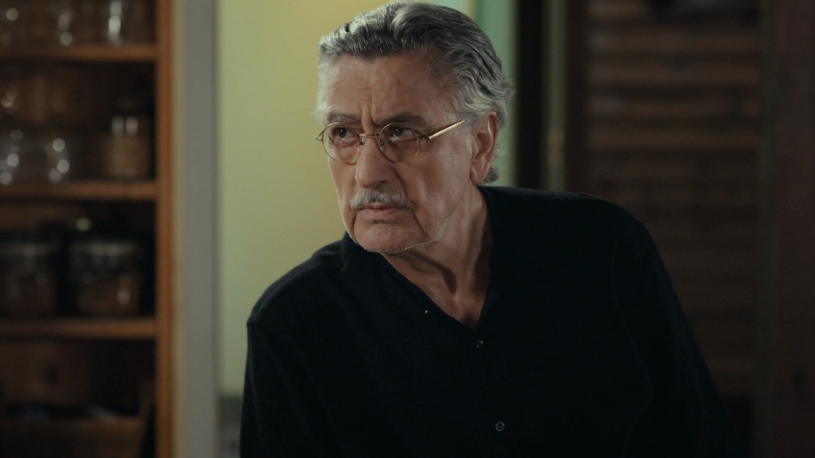 Γη της Ελιάς: Ο Δημοσθένης μαθαίνει το μυστικό του Ισίδωρου και καταστρώνει σχέδιο εκβιασμού