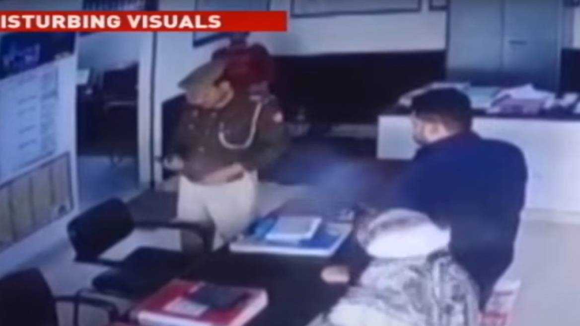 Ινδία: Κάμερα ασφαλείας κατέγραψε αστυνομικό να πυροβολεί κατά λάθος γυναίκα στο κεφάλι