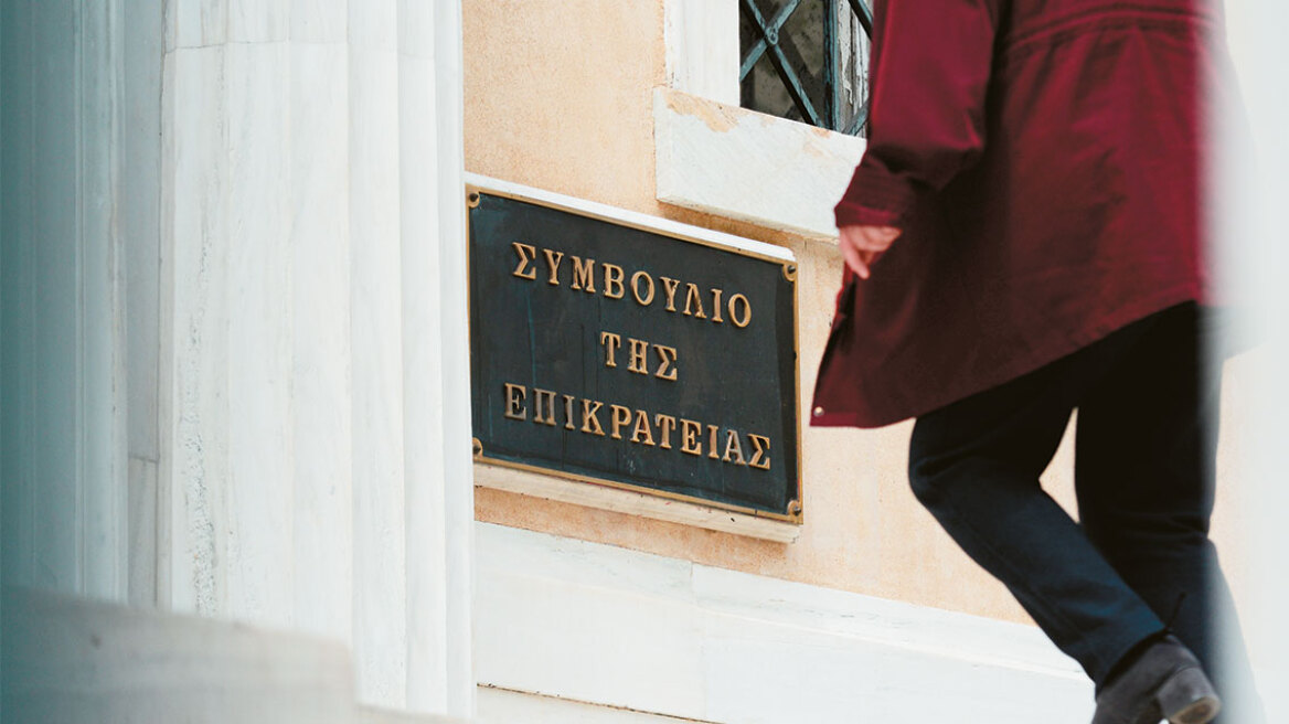 ΣτΕ: Το παιδί μπορεί να πάρει και το επώνυμο της μητέρας όταν ο πατέρας το εγκαταλείψει