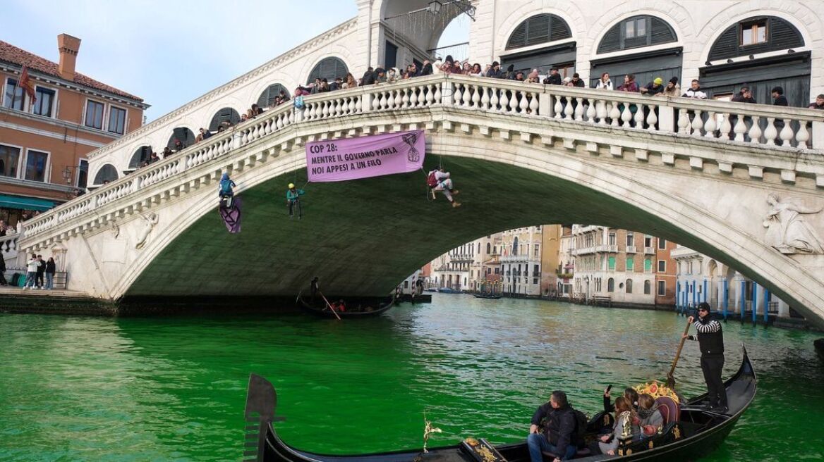 Ιταλία: Ακτιβιστές έβαψαν «πράσινη» τη λιμνοθάλασσα της Βενετίας - Βίντεο