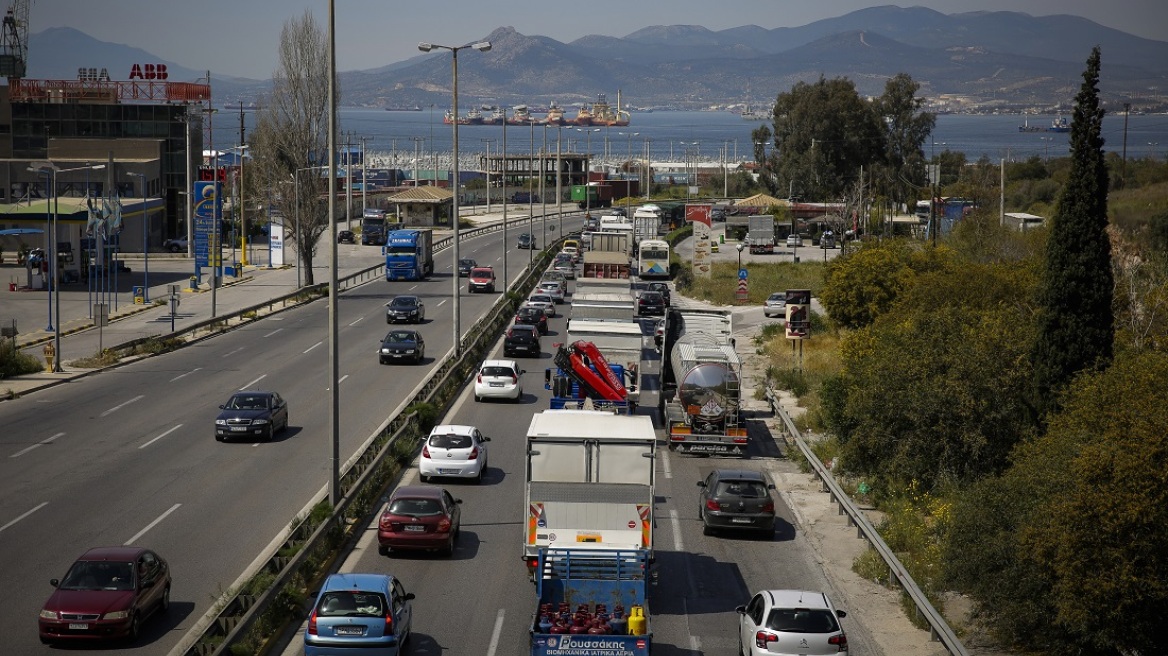 Κίνηση στους δρόμους: Τροχαίο στη λεωφόρο Αθηνών χωρίς τραυματισμό - Καθυστερήσεις στην περιοχή