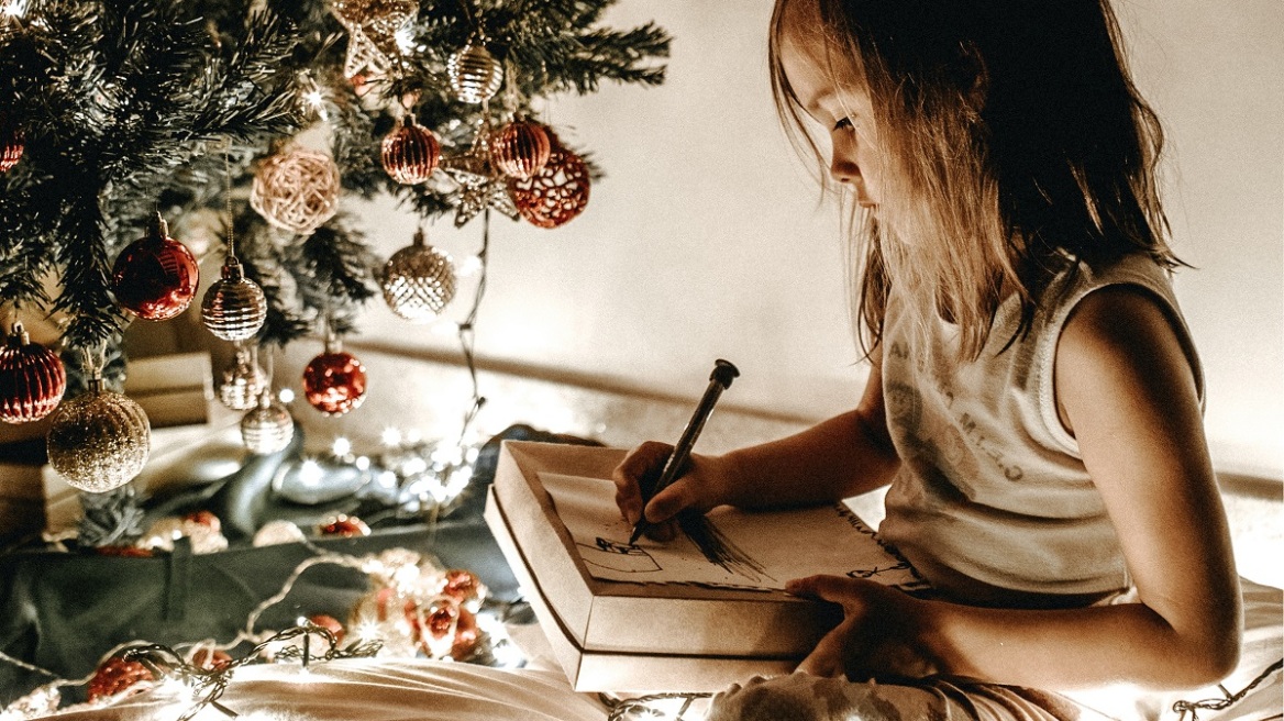 Μια γυναίκα σχολίασε ότι «κάτι δεν πάει καλά» με τα παιδιά που πιστεύουν στον Άγιο Βασίλη μετά από κάποια ηλικία