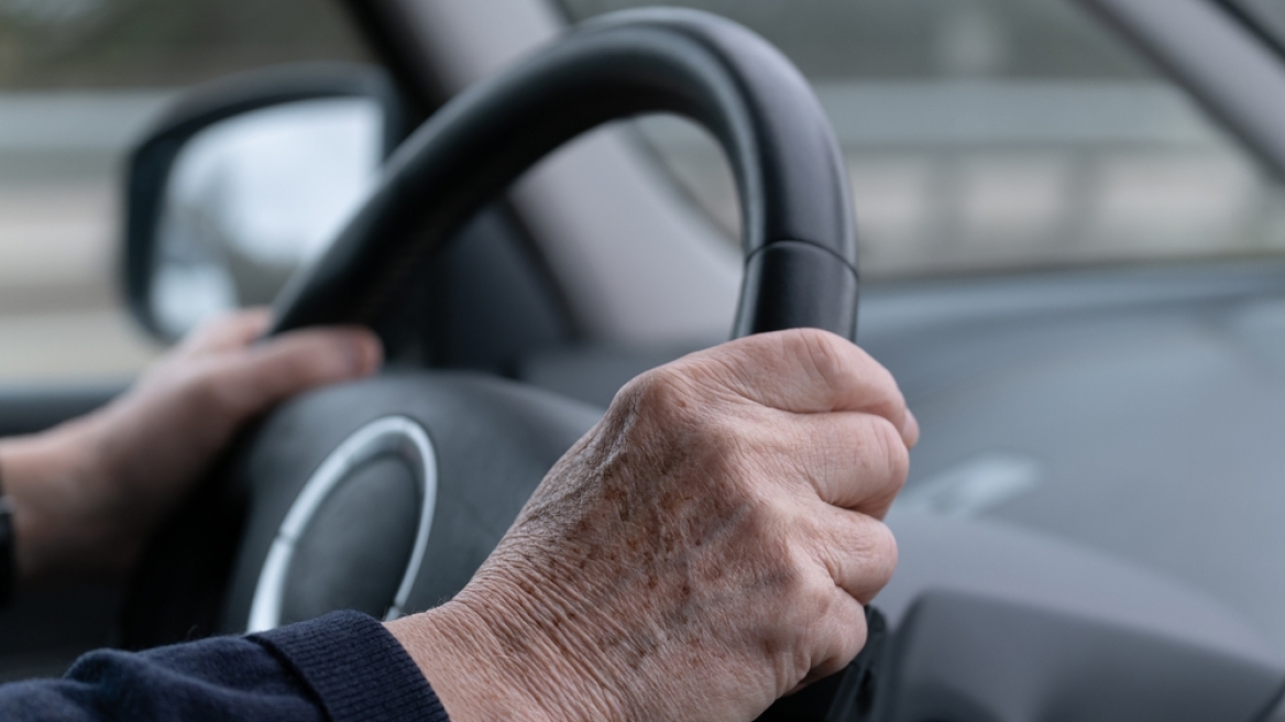 Γυναίκες εισέβαλαν στο όχημα ηλικιωμένου και τον λήστεψαν