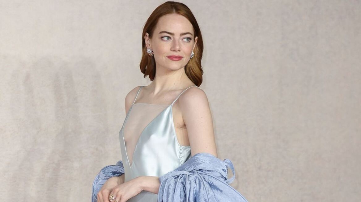 H Emma Stone με slip φόρεμα χωρίς σουτιέν στην πρεμιέρα του Poor Things στο Λονδίνο