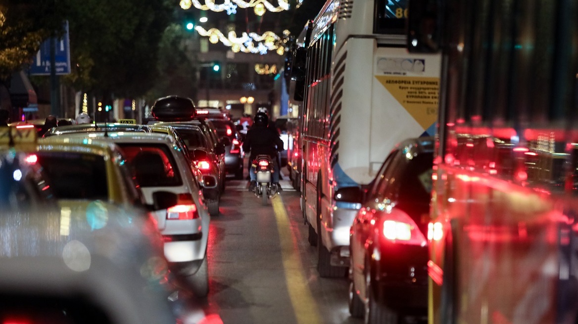 Κίνηση στους δρόμους: Αποκαταστάθηκε η κυκλοφορία στο Σύνταγμα - Ποιοι δρόμοι παραμένουν στο «κόκκινο»