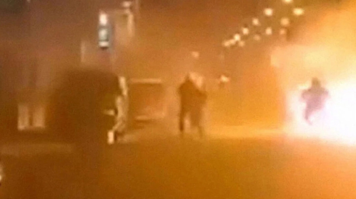 Ρέντη: «Έπιασα τη φωτοβολίδα αλλά δεν την εκτόξευσα» ισχυρίζεται ο ανήλικος αδερφός του 18χρονου που τραυμάτισε τον αστυνομικό