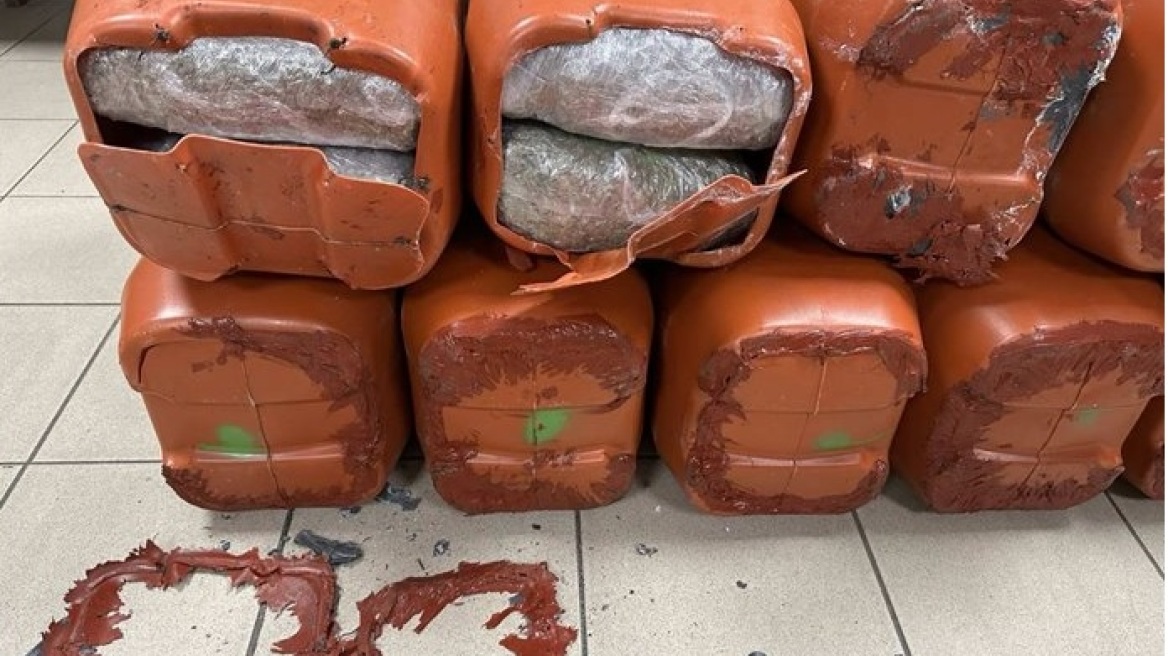 Θεσσαλονίκη: Αλβανοί έκρυβαν 53 κιλά χασίς σε πλαστικά μπιτόνια - Δείτε φωτογραφίες