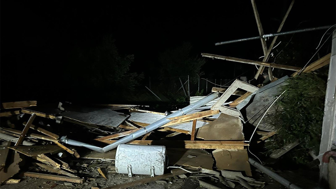 Ανεμοστρόβιλος διέλυσε σπίτι εξαμελούς οικογένειας στη Βάρη