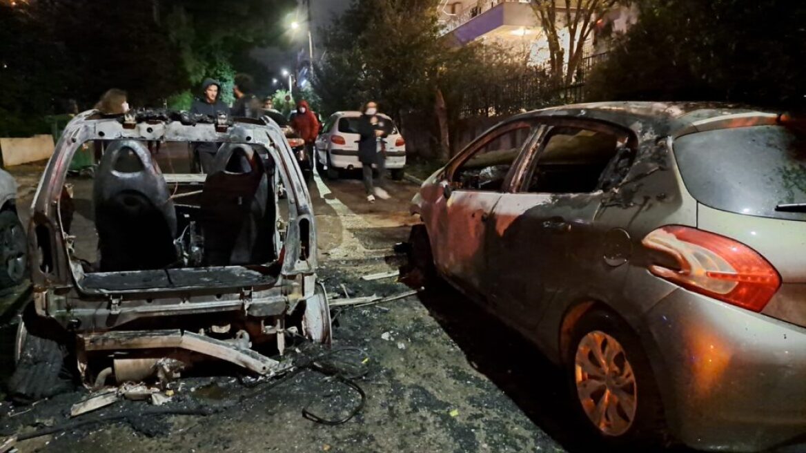 Στις φλόγες τυλίχτηκαν τρία αυτοκίνητα στα Βριλήσσια