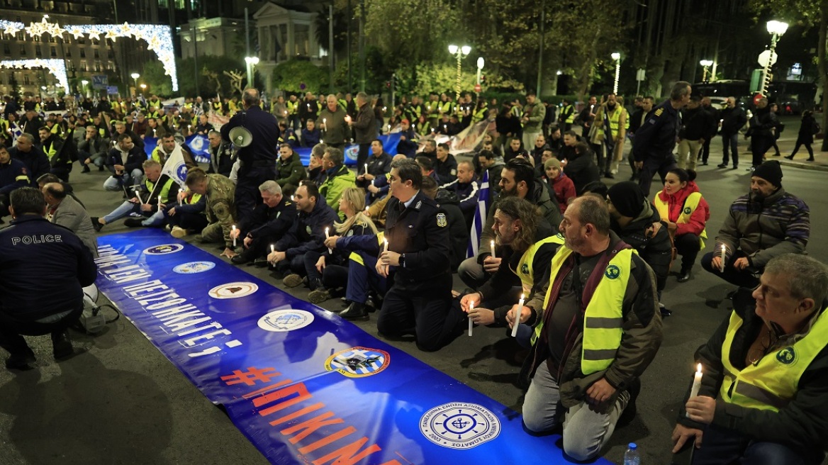 Καθιστική διαμαρτυρία ενστόλων έξω από τη Βουλή - Διακόπηκε η κυκλοφορία, δείτε φωτογραφίες