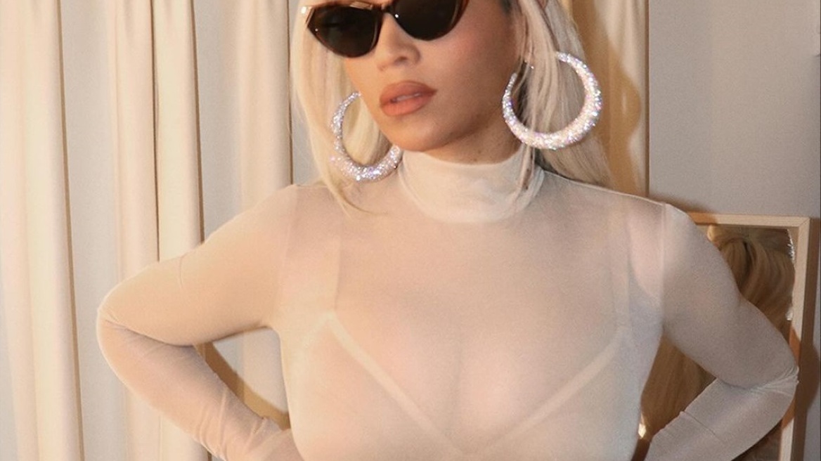 Η Beyoncé συνδυάζει λαμπερό σορτς με ημιδιάφανο τοπ για ένα σέξι εορταστικό look