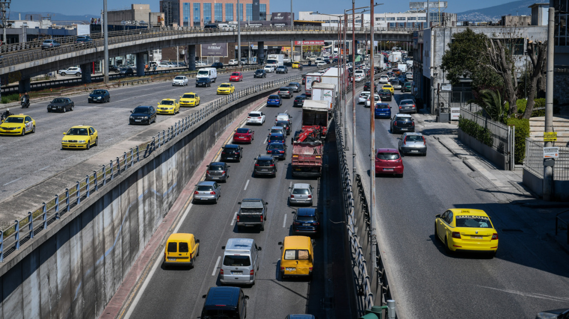 Κίνηση στους δρόμους: Μποτιλιάρισμα στην κάθοδο του Κηφισού, χωρίς προβλήματα η κυκλοφορία στην Αττική Οδό   - Live εικόνα