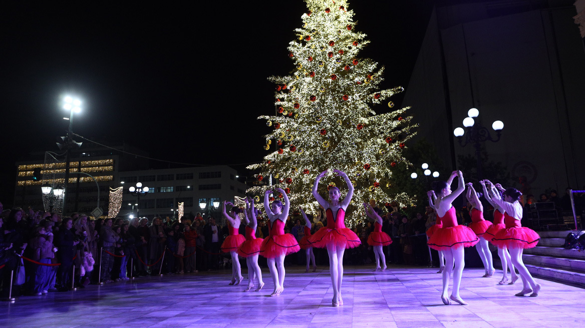 Πειραιάς: «Ντύθηκε» για την «Κόκκινη Νύχτα» - Δείτε φωτογραφίες