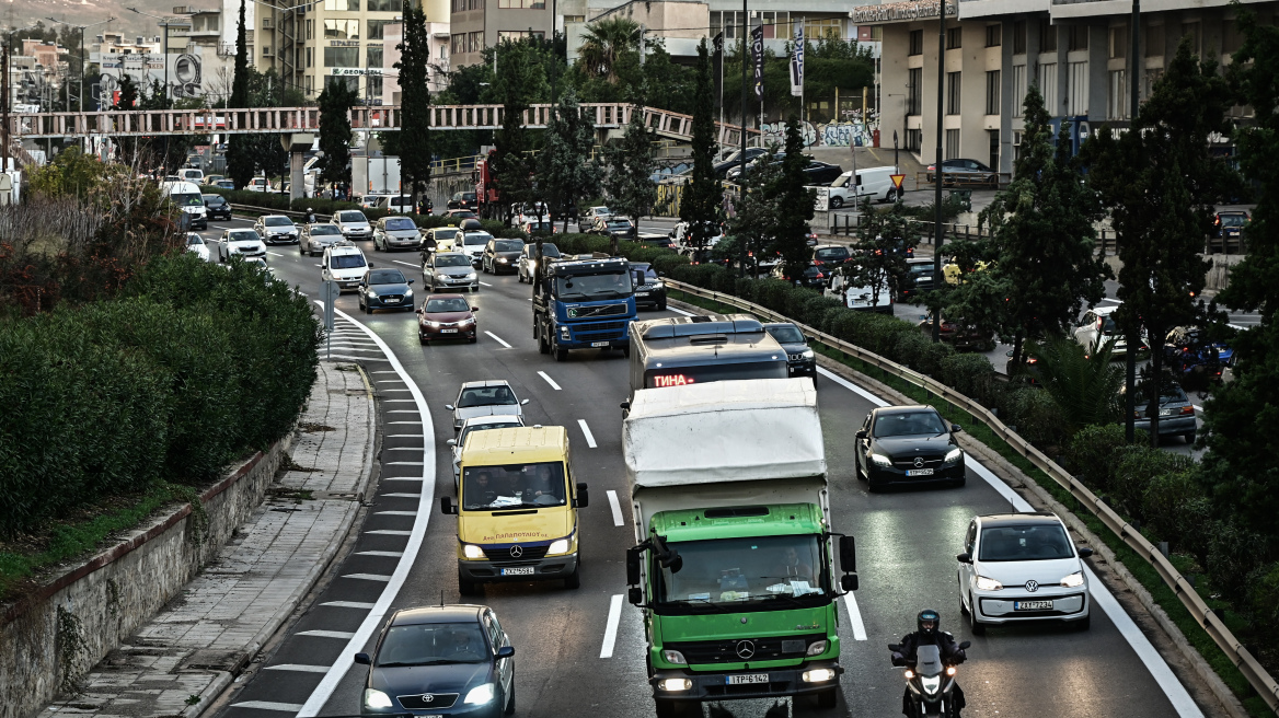 Ακινητοποιημένο φορτηγό στην Εθνική οδό Αθηνών - Λαμίας, στο ύψος του κόμβου Τατοΐου