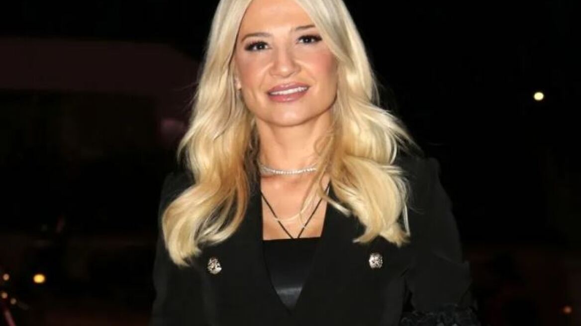 H Φαίη Σκορδά με φόρεμα από παγιέτες και χαριτωμένη λεπτομέρεια 