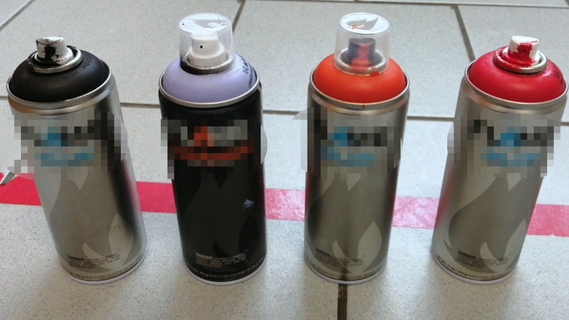 Πιτσιρίκια έκαναν γκράφιτι στην Δημοτική Βιβλιοθήκη της Σύρου