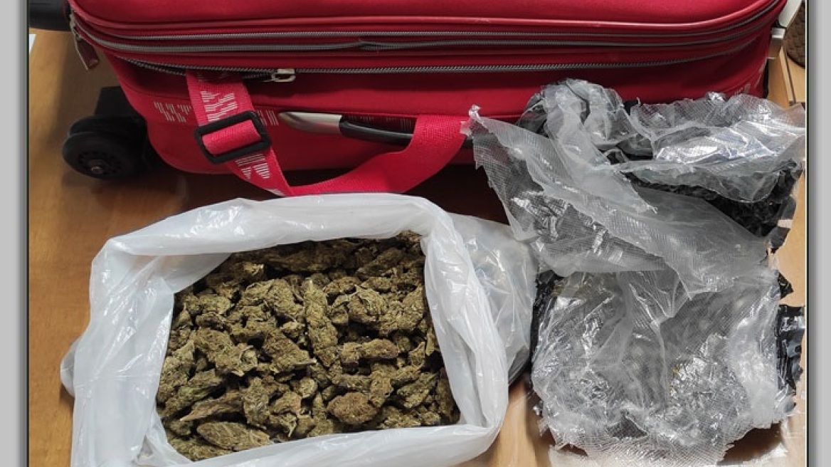 Παρέλαβε βαλίτσα με μισό κιλό κάνναβης από λεωφορείο του ΚΤΕΛ