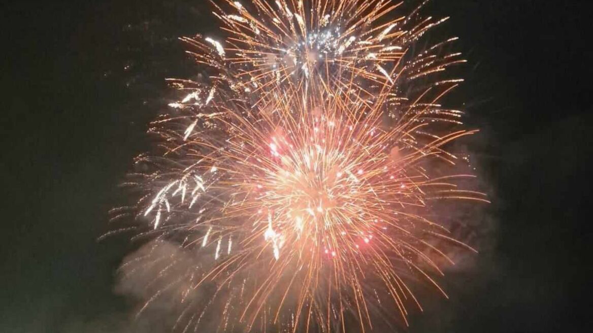  Θεσσαλονίκη: Xιλιάδες βεγγαλικά εκτοξευθήκαν από μια βάρκα μέσα από τον Θερμαϊκό 