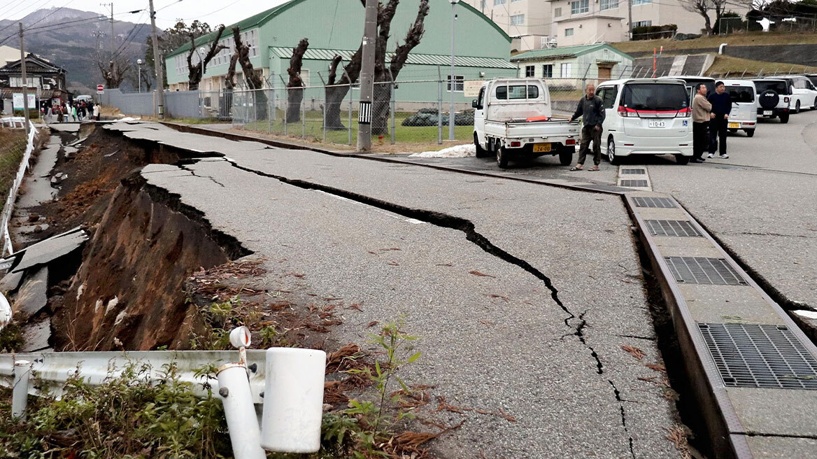 Σεισμός στην Ιαπωνία: Δεκάδες μετασεισμοί μετά τα 7,6 Ρίχτερ - Ζημιές σε σπίτια και δρόμους, δείτε βίντεο και φωτογραφίες