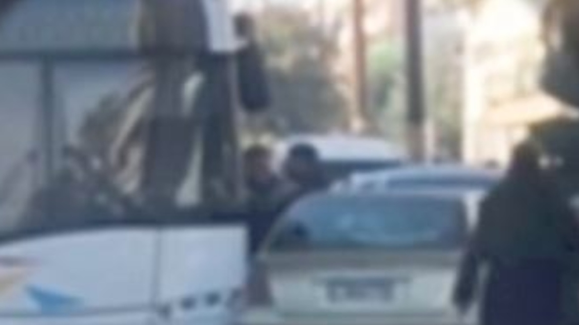 Θεσσαλονίκη: Πιάστηκαν στα χέρια στη μέση του δρόμου για ένα τρακάρισμα - Δείτε βίντεο