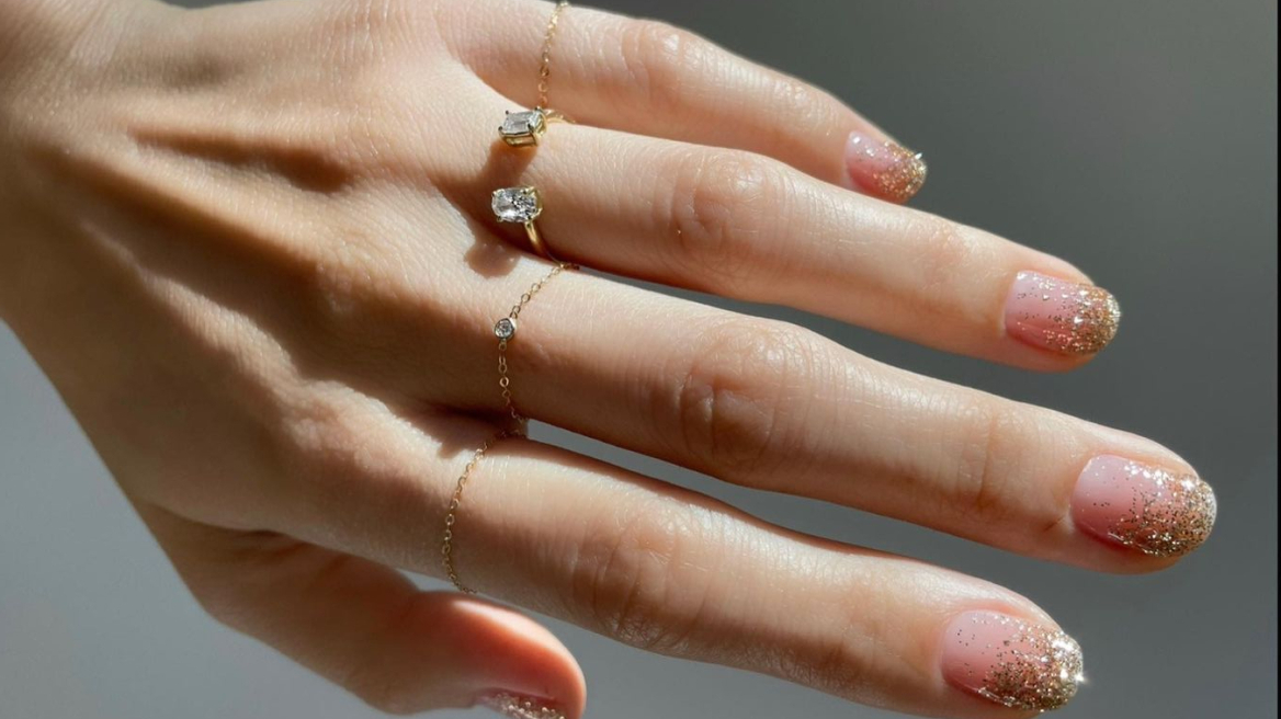 Sheer sparkle: Το μανικιούρ που έχει ως έμπνευση τις διαφάνειες στα ρούχα