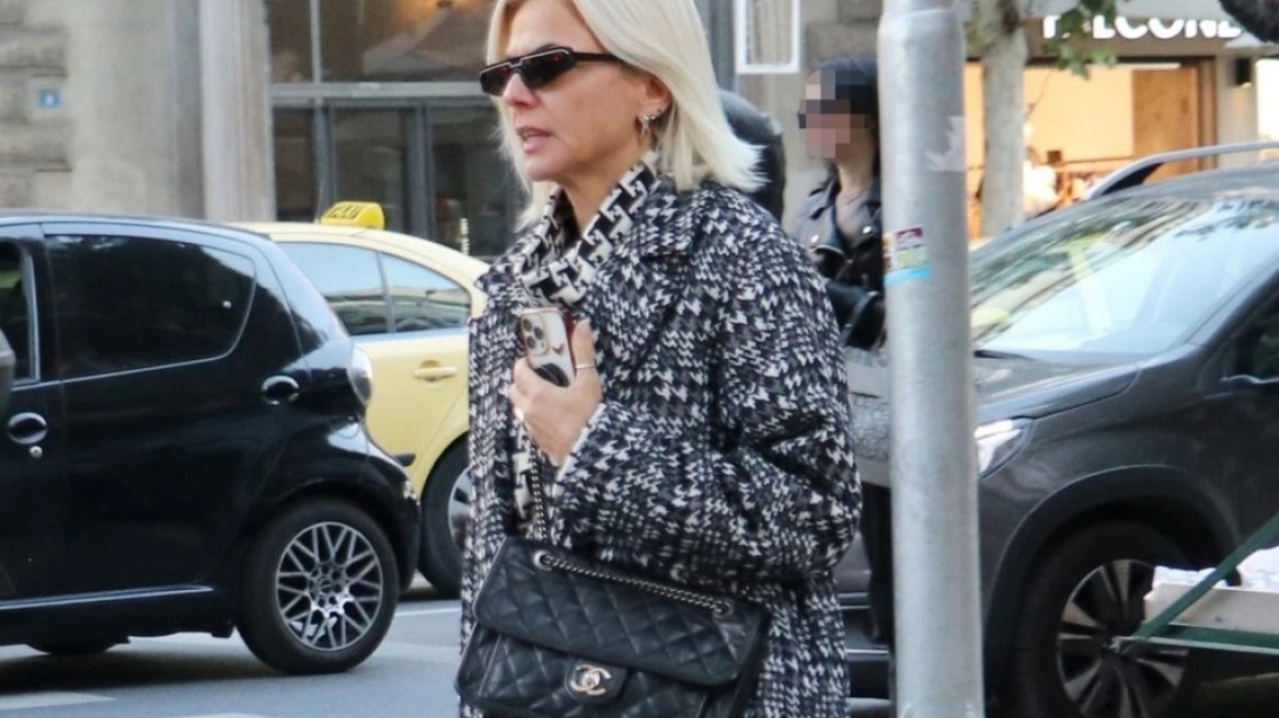 H Χριστίνα Κοντοβά συνδυάζει μπουκλέ παλτό με western μπότες