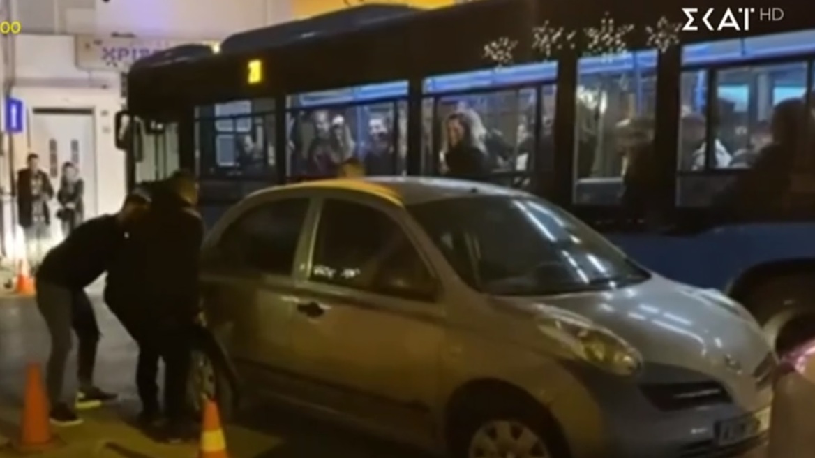 Θεσσαλονίκη: Σήκωσαν στα χέρια αυτοκίνητο που εμπόδιζε λεωφορείο στους Αμπελόκηπους - Δείτε βίντεο