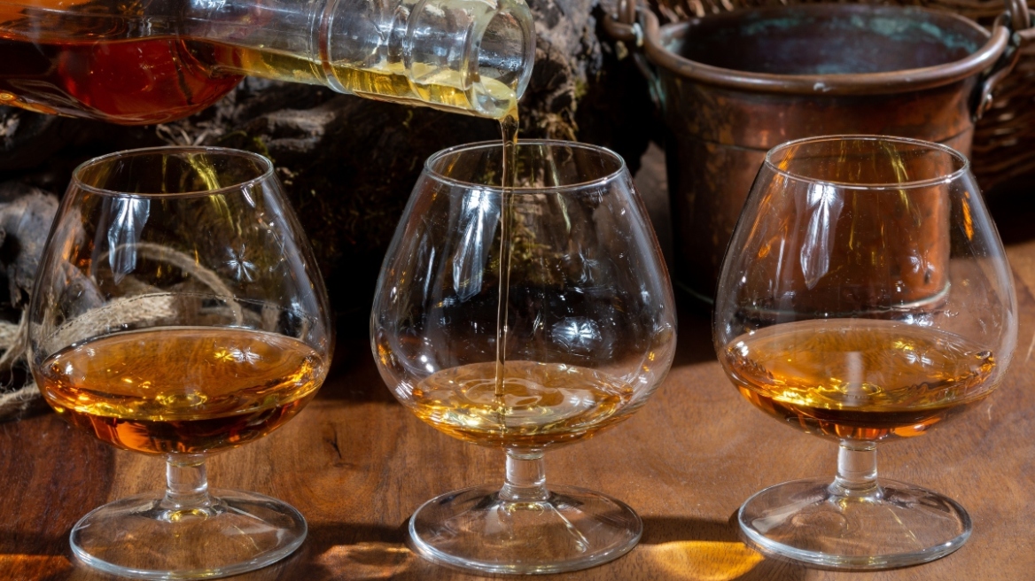 Το Πεκίνο «απάντησε» στους ευρωπαϊκούς δασμούς στα ηλεκτρικά αυτοκίνητα με φόρο στο... μπράντι