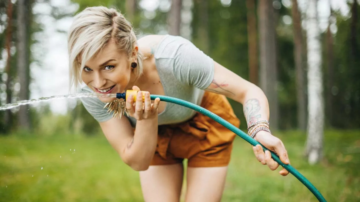 Πειράζει να πίνουμε ζεστό νερό ή από το λάστιχο; Ο ειδικός διαλύει 5 μύθους για το νερό