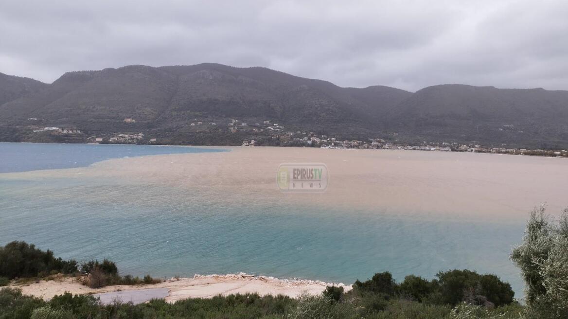 Έγινε καφέ η θάλασσα στην Θεσπρωτία μετά την κακοκαιρία