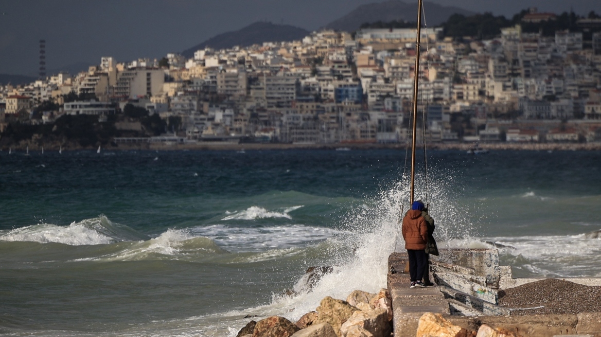 Κακοκαιρία: 485 κλήσεις στην Πυροσβεστική μέσα σε μία ημέρα - Πότε εξασθενεί