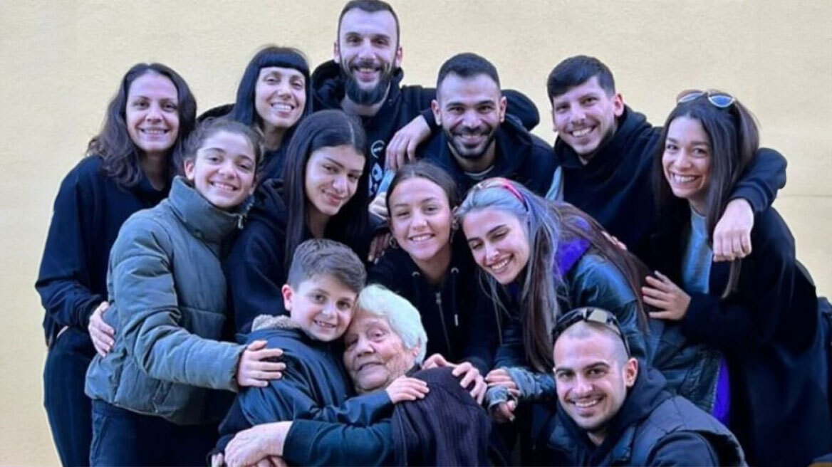 Στέλιος Ρόκκος: Η μητέρα του ποζάρει με όλα της τα εγγόνια, λίγες ημέρες αφού έχασε τον γιο της