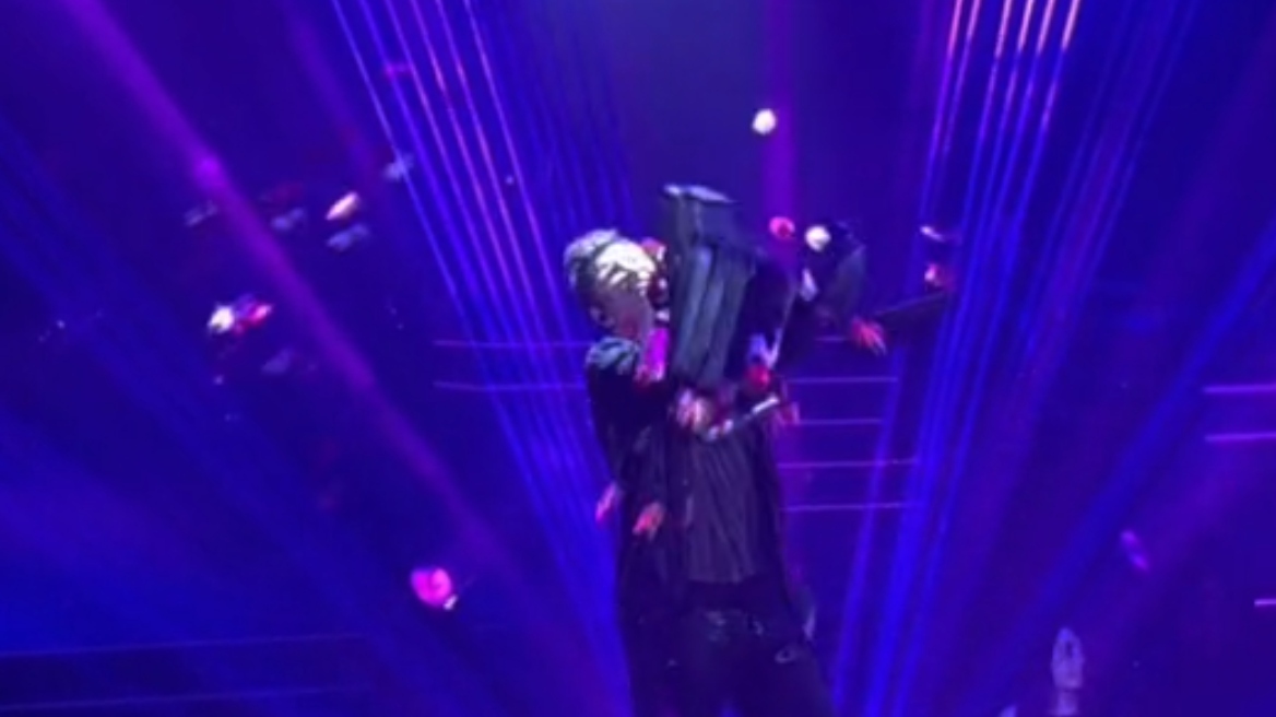 Σάκης Ρουβάς: Η στιγμή που του πέταξαν με φόρα στο πρόσωπο πανέρια με λουλούδια - Δείτε βίντεο