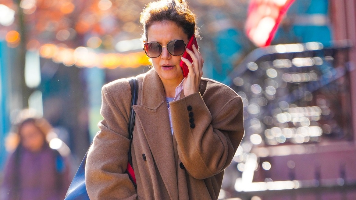 H Kέιτι Χολμς έχει ένα νέο αγαπημένο παλτό