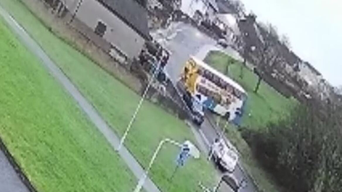 Σκωτία: Διώροφο σχολικό λεωφορείο γλίστρησε σε παγωμένο δρόμο - Έκανε στροφή 360 μοιρών