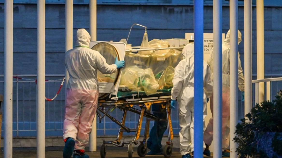 Ιταλία: «Καμπανάκι» από τους γιατρούς - Σε «κατάσταση πολιορκίας» τα νοσοκομεία λόγω γρίπης και κορωνοϊού