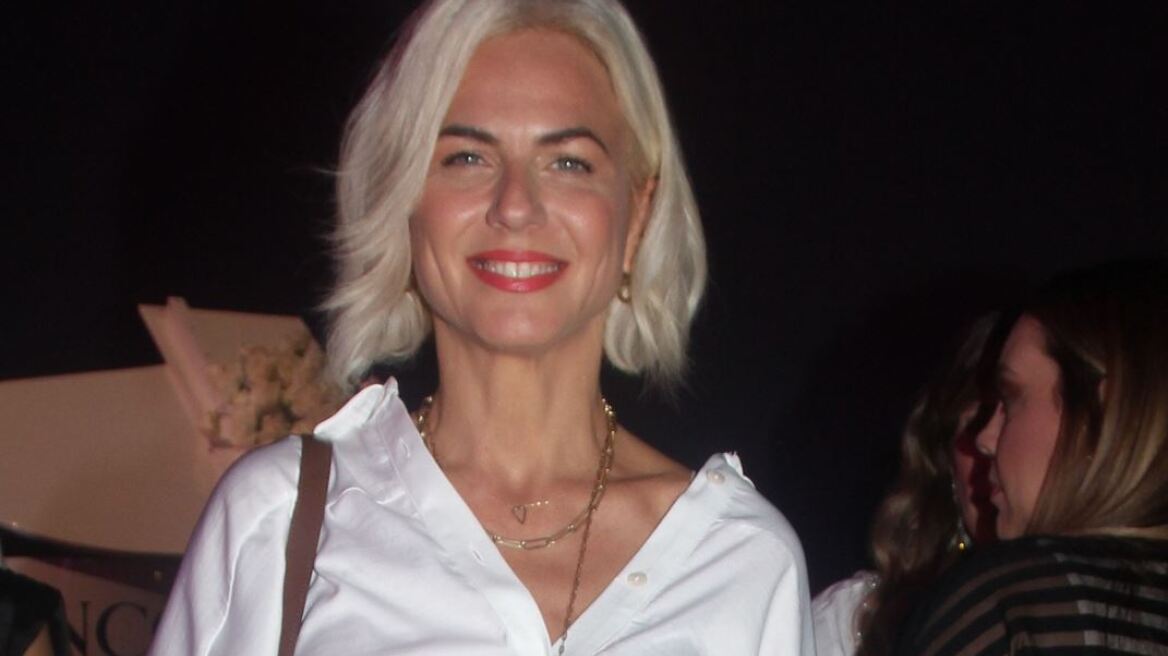 Η Χριστίνα Κοντοβά με χειμωνιάτικο καρό τοπ 