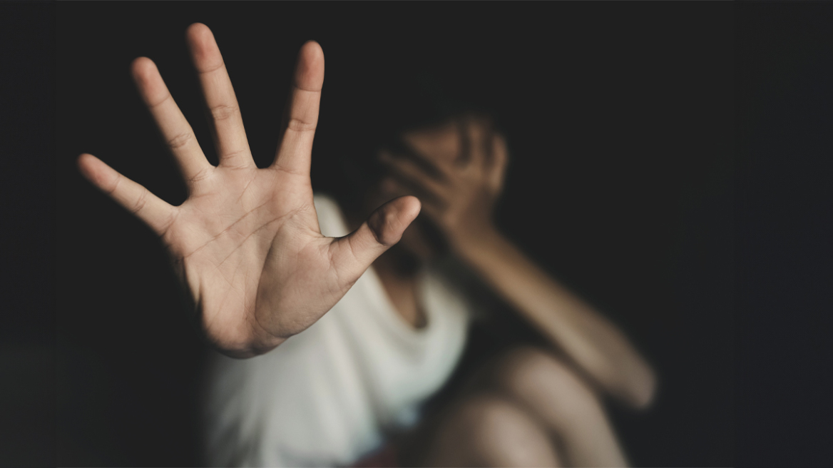 Στη φυλακή ο 33χρονος πρωταγωνιστής ερωτικών ταινιών που κατηγορείται ότι εξέδιδε ανήλικες – Τι ισχυρίστηκε στην απολογία του
